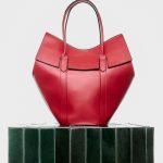 Красный гладкий